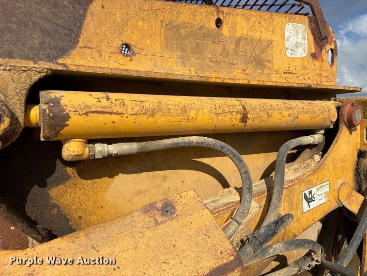 image for item EA7247 2001 John Deere 1812C scraper