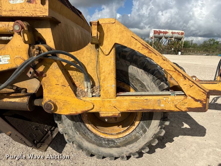 image for item EA7247 2001 John Deere 1812C scraper