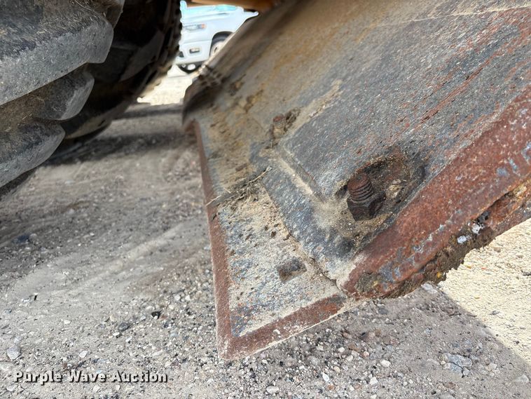 image for item EA7247 2001 John Deere 1812C scraper