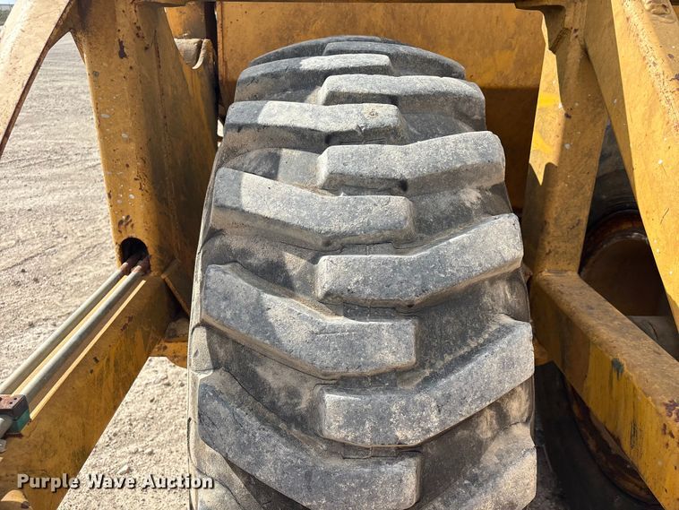 image for item EA7247 2001 John Deere 1812C scraper