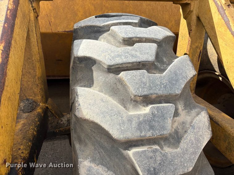 image for item EA7247 2001 John Deere 1812C scraper