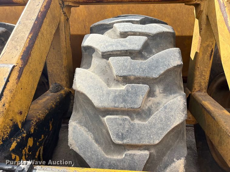 image for item EA7247 2001 John Deere 1812C scraper