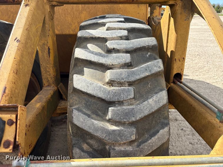 image for item EA7247 2001 John Deere 1812C scraper