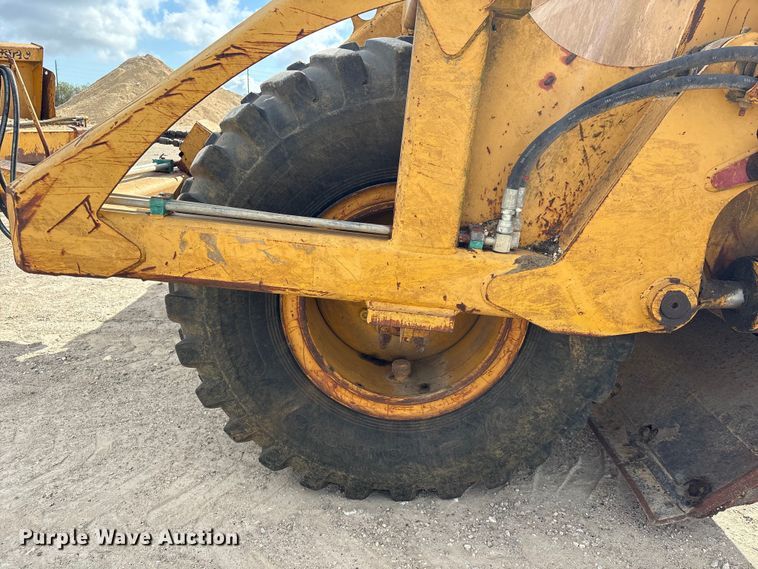 image for item EA7247 2001 John Deere 1812C scraper