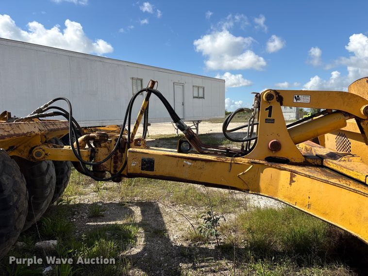 image for item EA7249 John Deere 1812C scraper