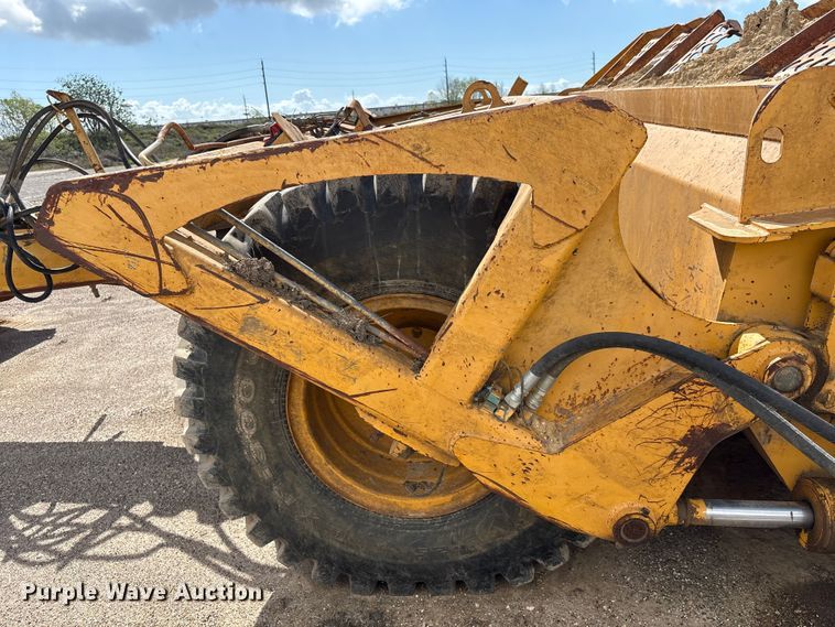 image for item EA7252 2012 John Deere 1812C scraper