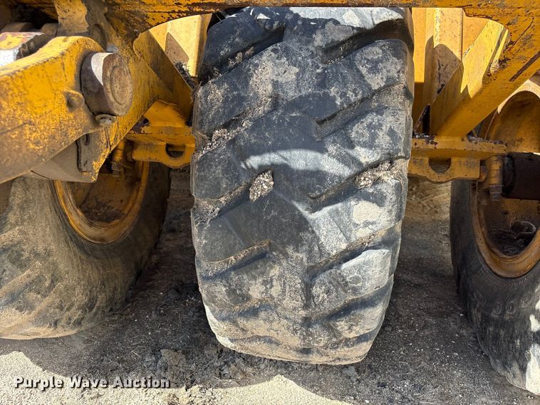 image for item EA7252 2012 John Deere 1812C scraper