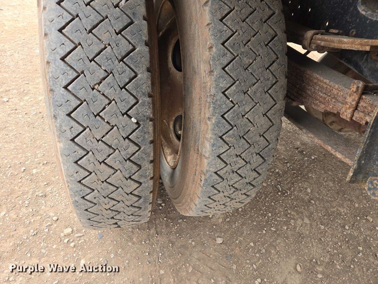 image for item EB1385 1992 Ford F600 dump flatbed truck