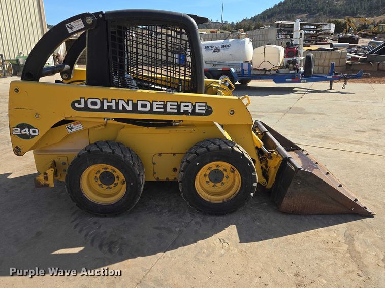image for item EB1390 2000 John Deere 240 skid steer loader