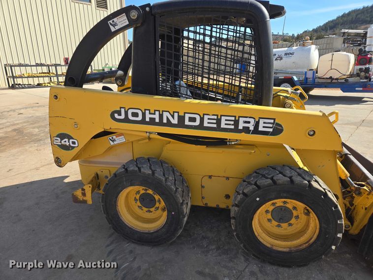 image for item EB1390 2000 John Deere 240 skid steer loader