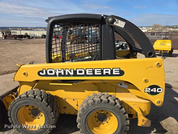 image for item EB1390 2000 John Deere 240 skid steer loader