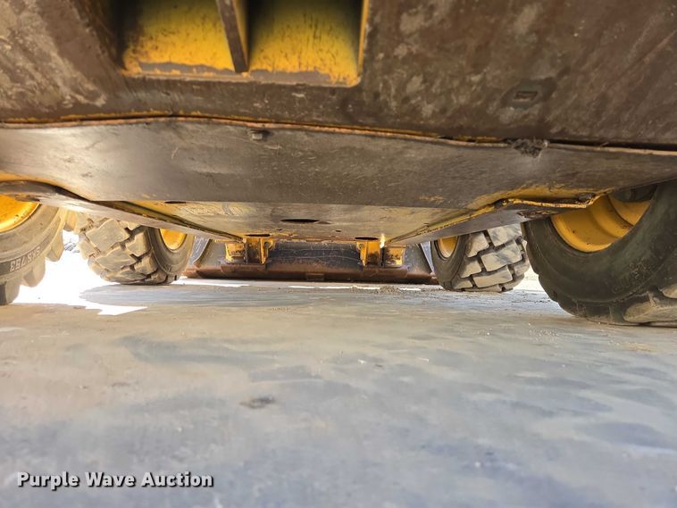 image for item EB1390 2000 John Deere 240 skid steer loader