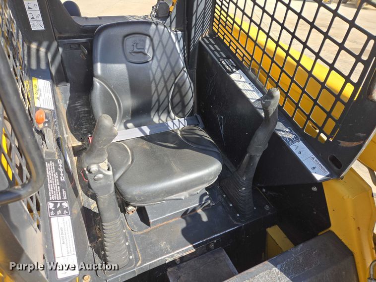 image for item EB1390 2000 John Deere 240 skid steer loader