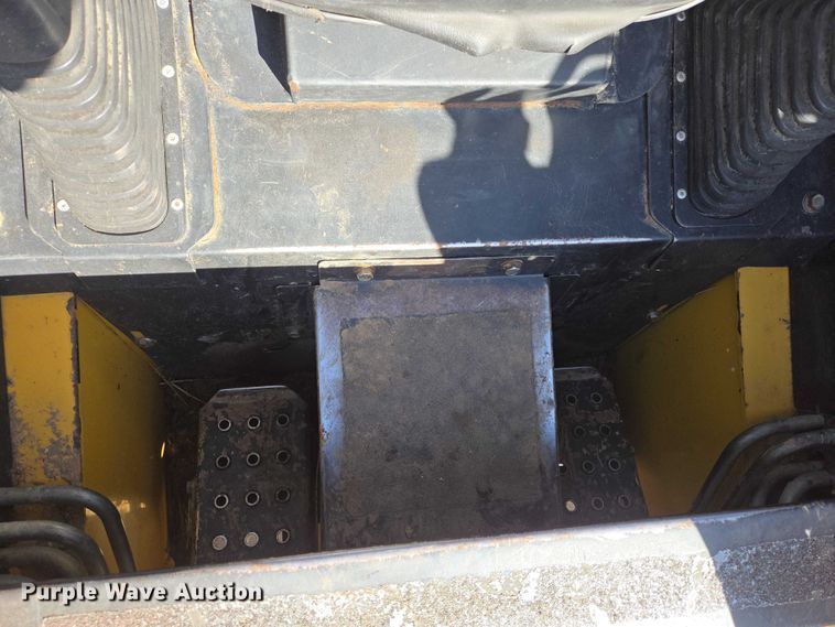 image for item EB1390 2000 John Deere 240 skid steer loader