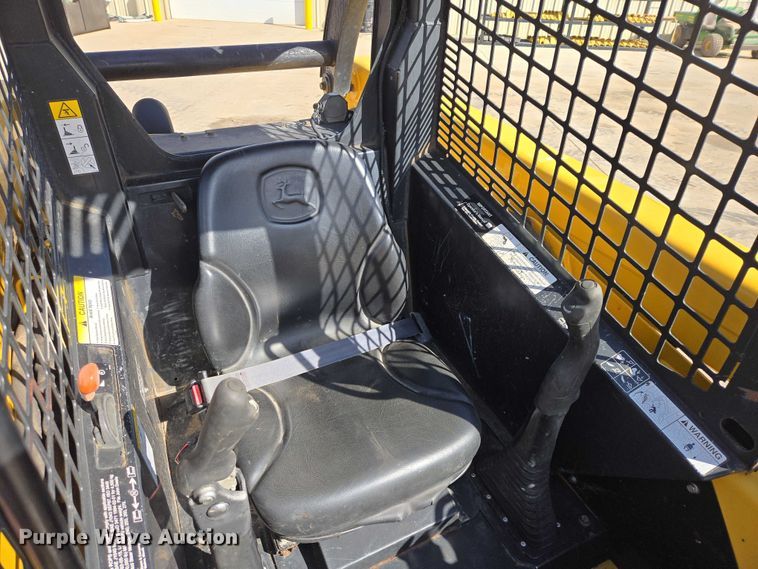 image for item EB1390 2000 John Deere 240 skid steer loader