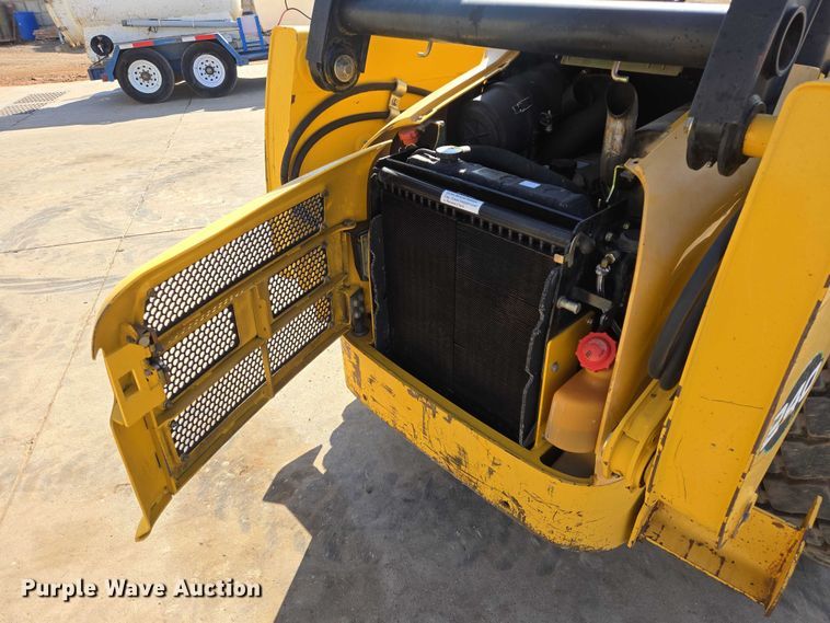 image for item EB1390 2000 John Deere 240 skid steer loader