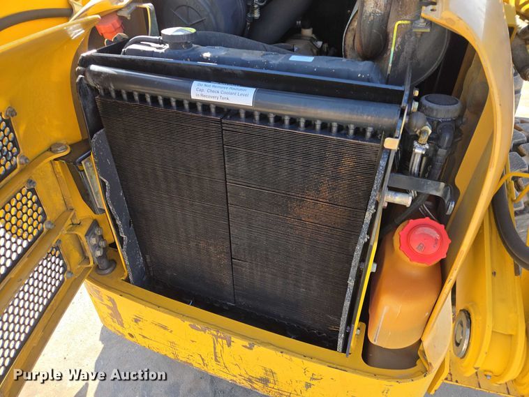 image for item EB1390 2000 John Deere 240 skid steer loader