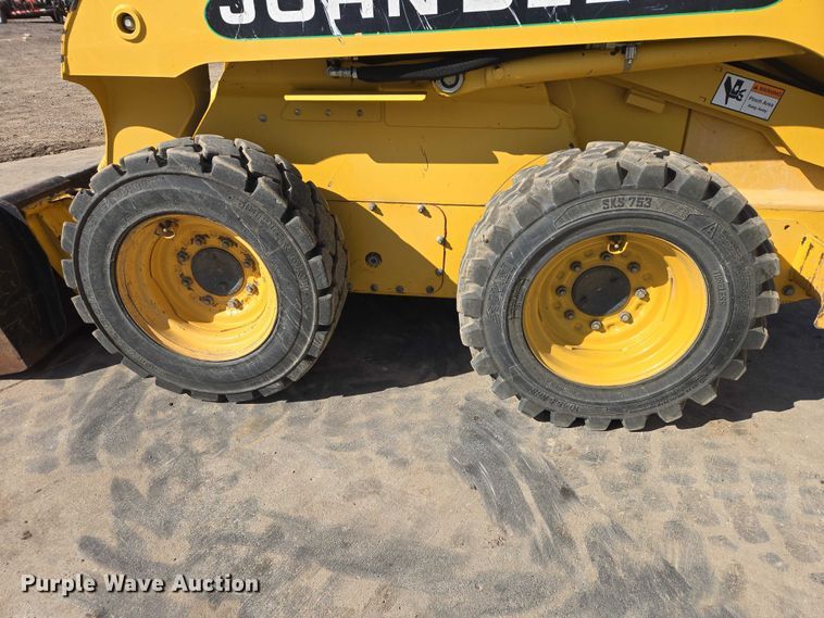 image for item EB1390 2000 John Deere 240 skid steer loader