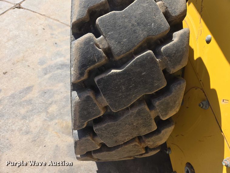 image for item EB1390 2000 John Deere 240 skid steer loader