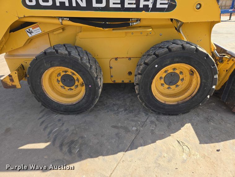 image for item EB1390 2000 John Deere 240 skid steer loader