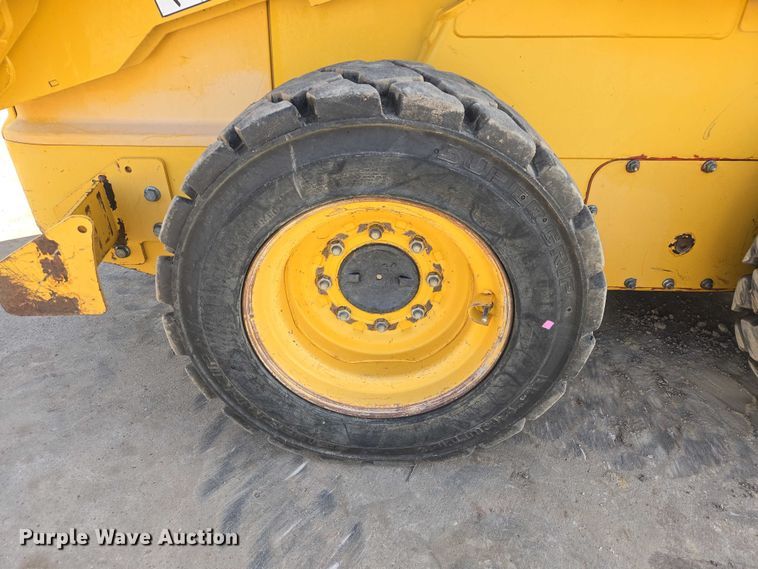 image for item EB1390 2000 John Deere 240 skid steer loader