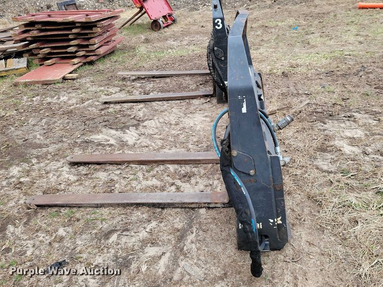 image for item EE0927 Bobcat skid steer forks