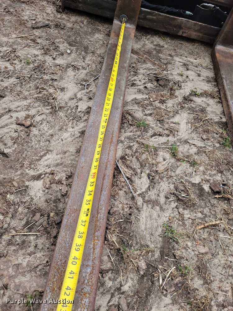 image for item EE0927 Bobcat skid steer forks