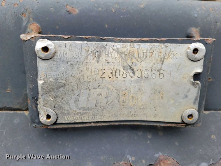 image for item EE0927 Bobcat skid steer forks