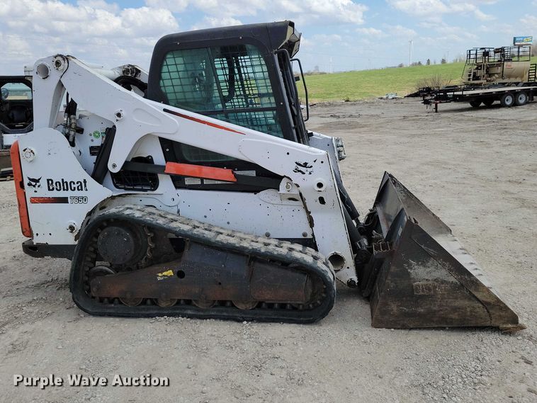 image for item EE0942 2014 Bobcat T650 tracked skid steer loader