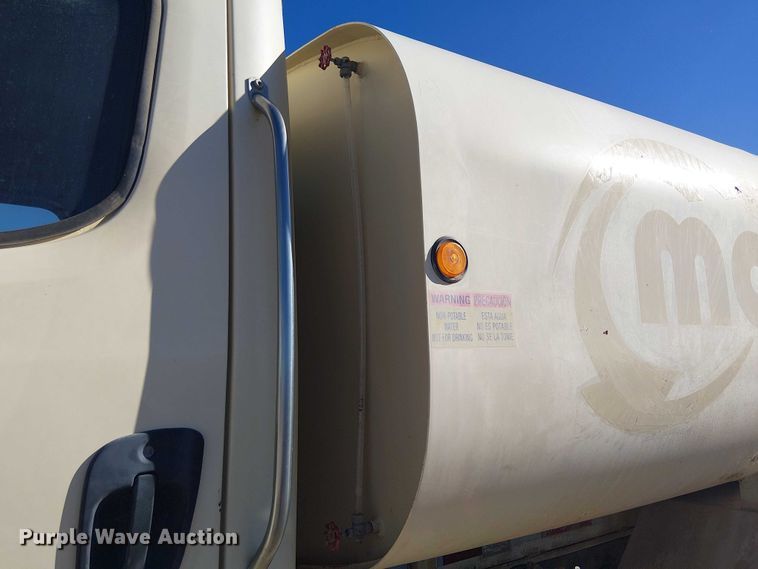 image for item EE5237 2006 Freightliner Business Class M2 water truck