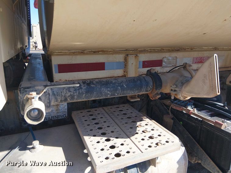 image for item EE5237 2006 Freightliner Business Class M2 water truck