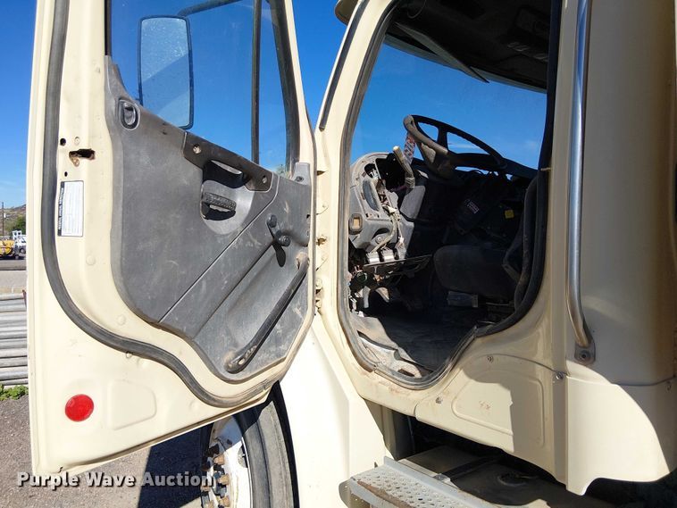 image for item EE5237 2006 Freightliner Business Class M2 water truck