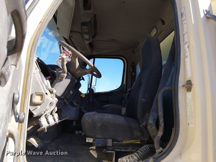 image for item EE5237 2006 Freightliner Business Class M2 water truck