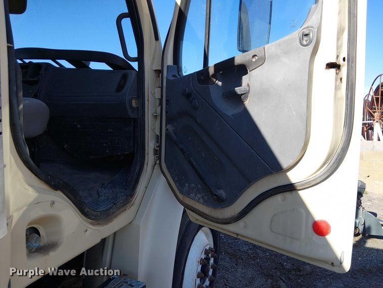 image for item EE5237 2006 Freightliner Business Class M2 water truck