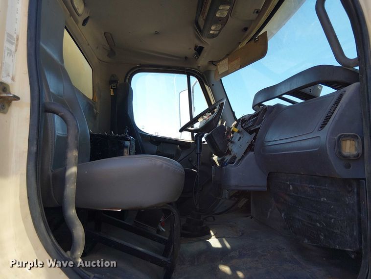 image for item EE5237 2006 Freightliner Business Class M2 water truck