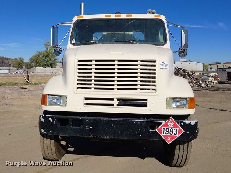 image for item EE5238 1993 International 8100 fuel / lube truck