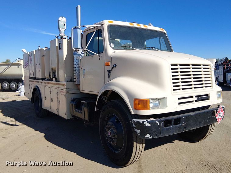 image for item EE5238 1993 International 8100 fuel / lube truck