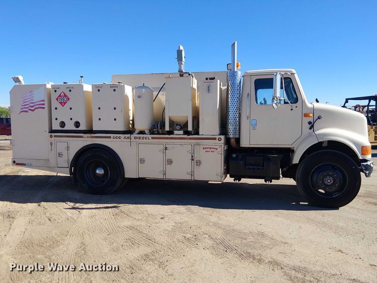 image for item EE5238 1993 International 8100 fuel / lube truck