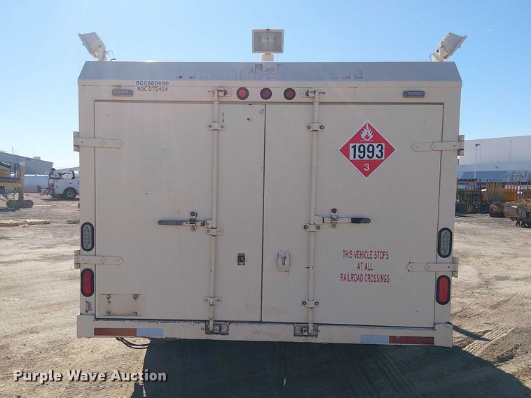 image for item EE5238 1993 International 8100 fuel / lube truck