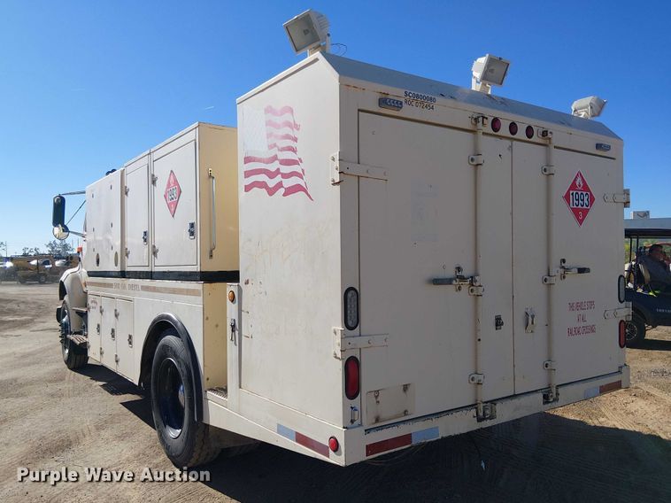 image for item EE5238 1993 International 8100 fuel / lube truck