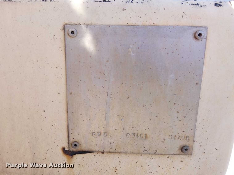 image for item EE5238 1993 International 8100 fuel / lube truck