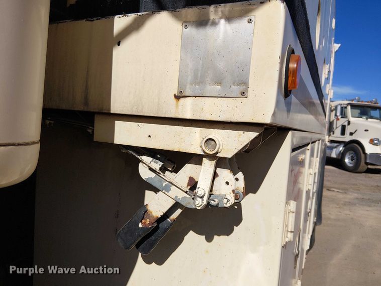 image for item EE5238 1993 International 8100 fuel / lube truck