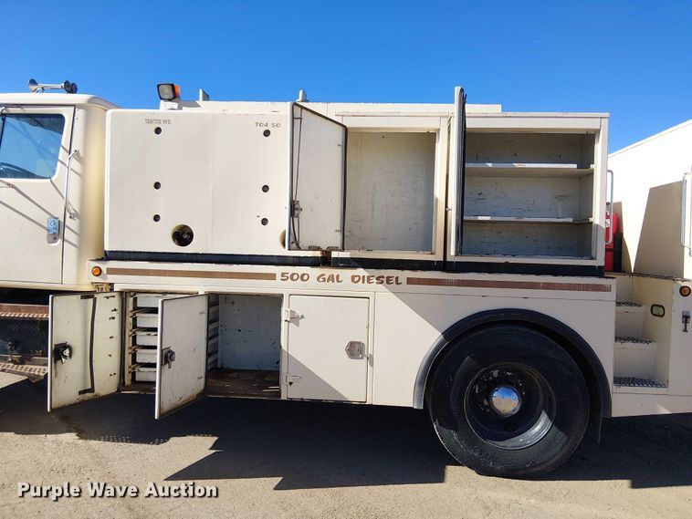 image for item EE5238 1993 International 8100 fuel / lube truck