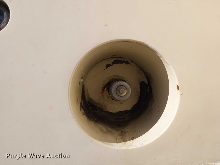 image for item EE5238 1993 International 8100 fuel / lube truck