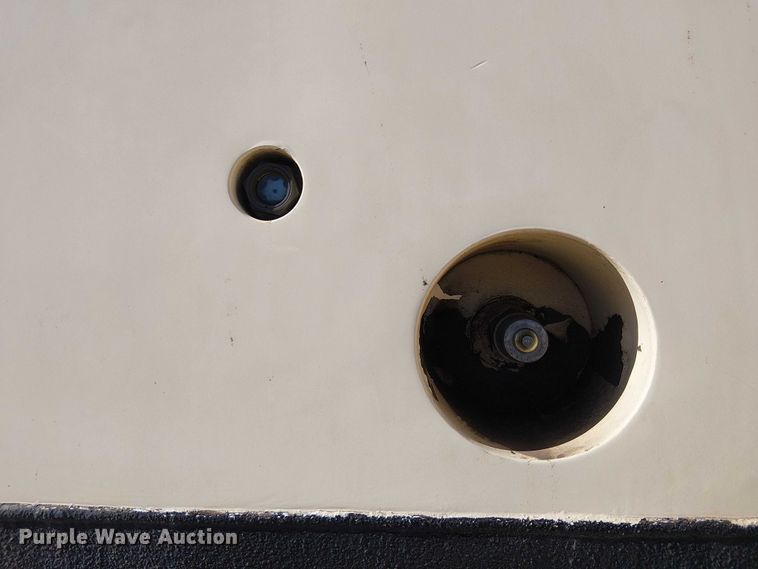 image for item EE5238 1993 International 8100 fuel / lube truck