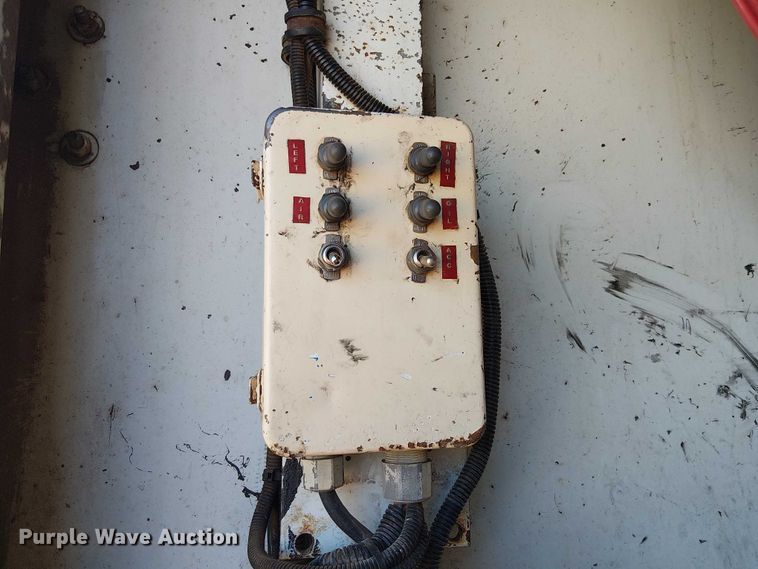 image for item EE5238 1993 International 8100 fuel / lube truck