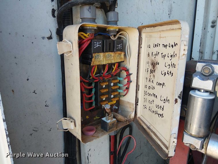 image for item EE5238 1993 International 8100 fuel / lube truck