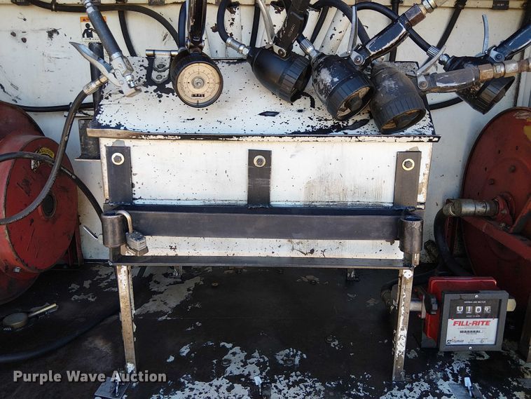 image for item EE5238 1993 International 8100 fuel / lube truck