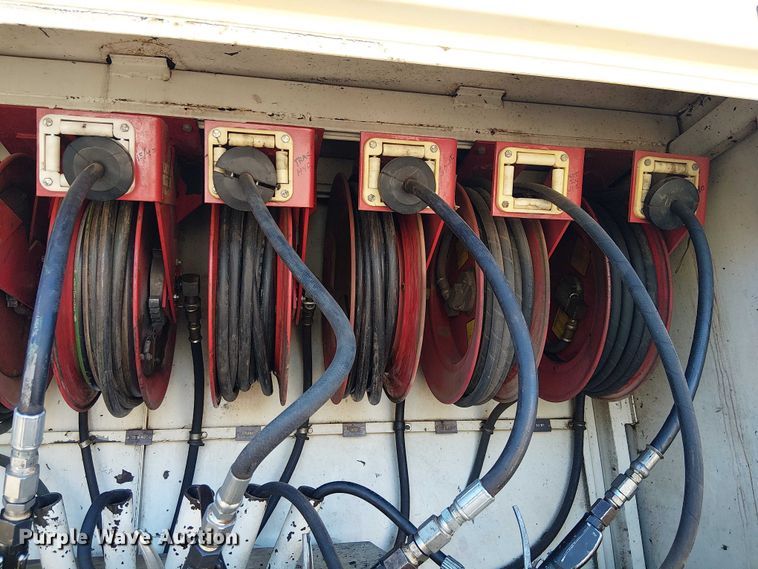 image for item EE5238 1993 International 8100 fuel / lube truck