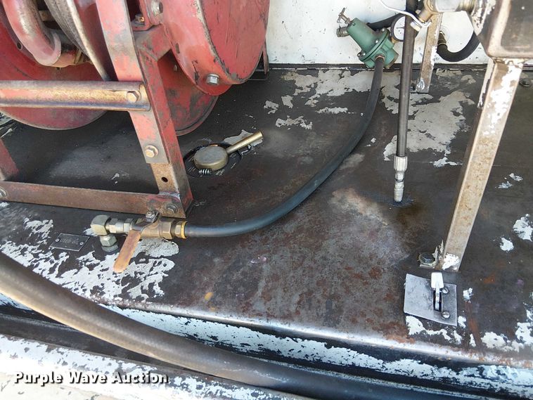 image for item EE5238 1993 International 8100 fuel / lube truck